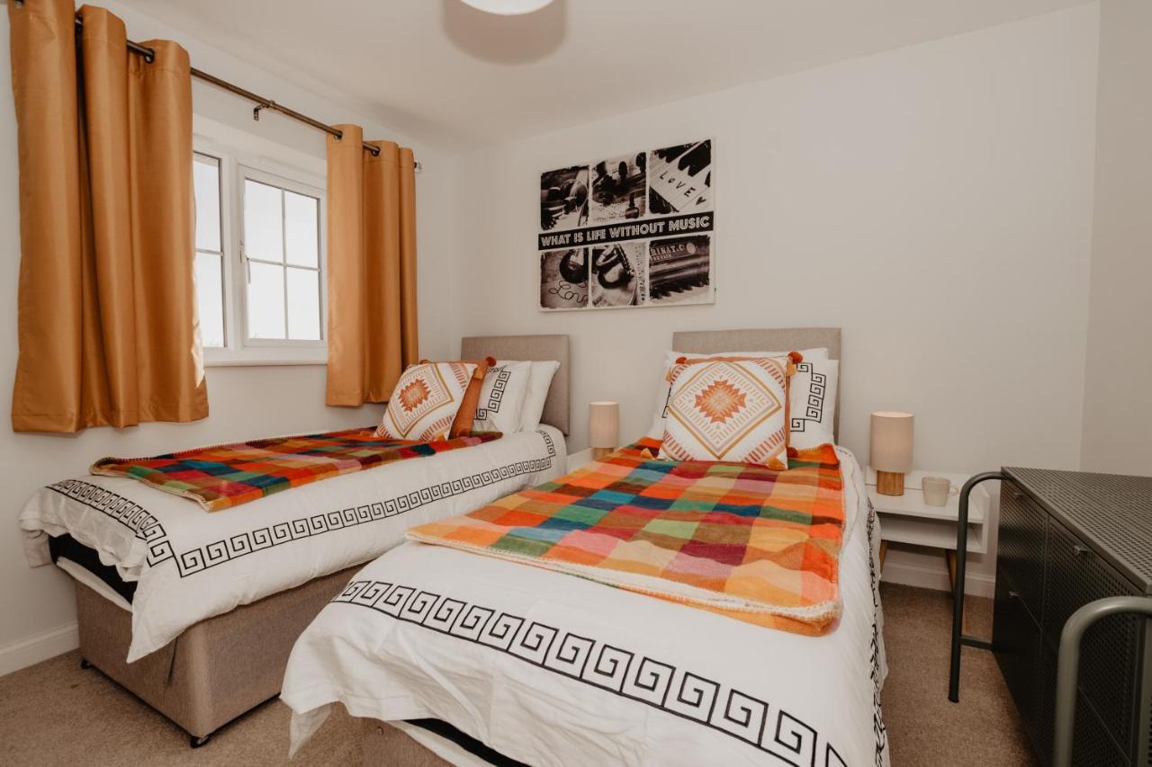 Coyle House, 3 Bed,Corby, Super Kings Or Twins, Driveway, Free Wi-Fi, Corporates Welcome 外观 照片